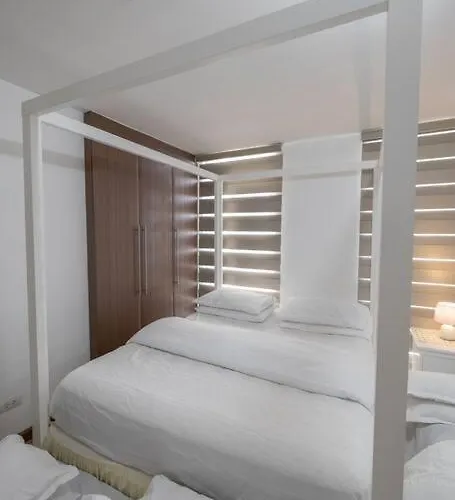 A2j Luxury 1br Balcony Venice Near Malls Apartment Manila