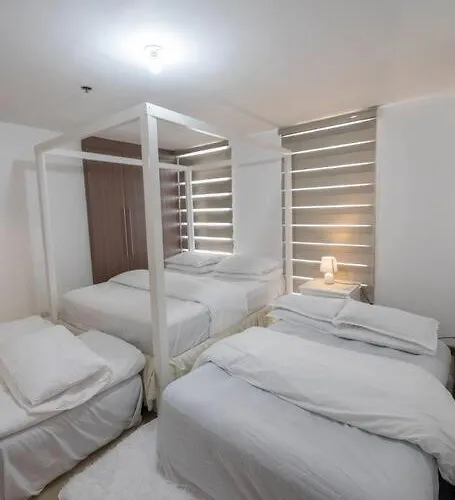 Apartment A2j Luxury 1br Balcony Venice Near Malls Manila