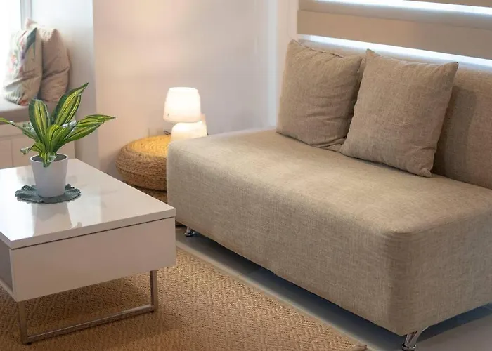 A2j Luxury 1br Balcony Venice Near Malls Manila