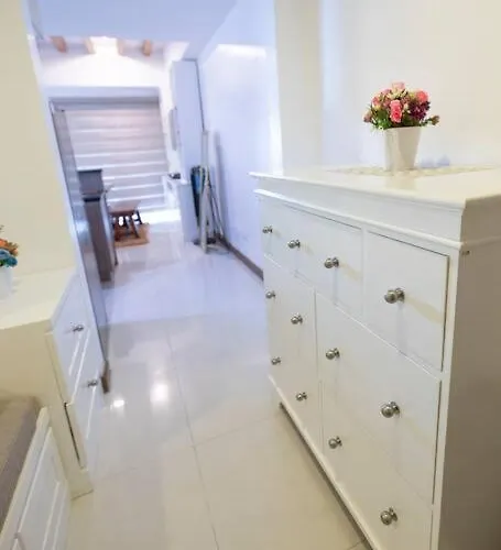 A2j Luxury 1br Balcony Venice Near Malls Manila