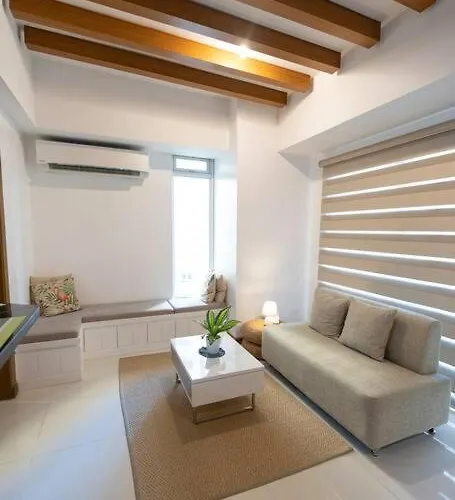 Apartment A2j Luxury 1br Balcony Venice Near Malls Manila
