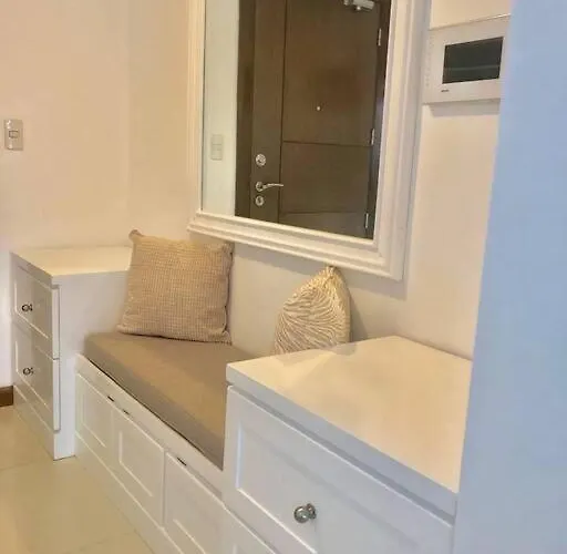 Apartment A2j Luxury 1br Balcony Venice Near Malls Manila
