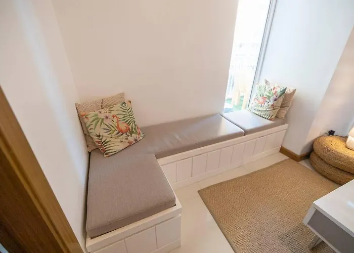 A2j Luxury 1br Balcony Venice Near Malls Apartment Manila